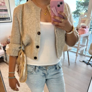 Beige stickad cardigan jacka - Säljer en super fin beige stickad cardigan jacka !! 💛💛 I storleken 152 från zara. Aldrig använd och är därför i nyskick! 💓💓