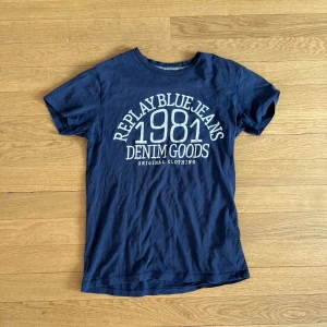 Replay t shirt - En replay Tisha med ett sjukt fett tryck, perfekt för sommaren och vid frågor är det bara att skriva