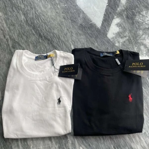Polo Ralph Lauren T-Shirt - Säljer två helt nya Ralph lauren tröjor som jag fick i födelsedagspresent. Tröjorna är i perfekt skick då dom är helt nya och är super fina. PASSAR ÄVEN DIG SOM HAR STORLEK XS