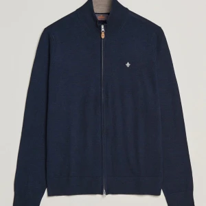 Morris hel zip  - Grym zip från Morris i färgen navy. Grymt skön o passar perfekt till båda t shirt och skjorta under. Tröjan är i merino så man får en varm och skön känsla. Säljer då jag inte har plats för den i garderoben. Tröjan är använd max 4 gånger och är inköpt på johnells för 2000kr förra hösten. Bilden är lånad då jag e utomlands men går att få en som jag tagit när jag kommer hem om man vill de.
