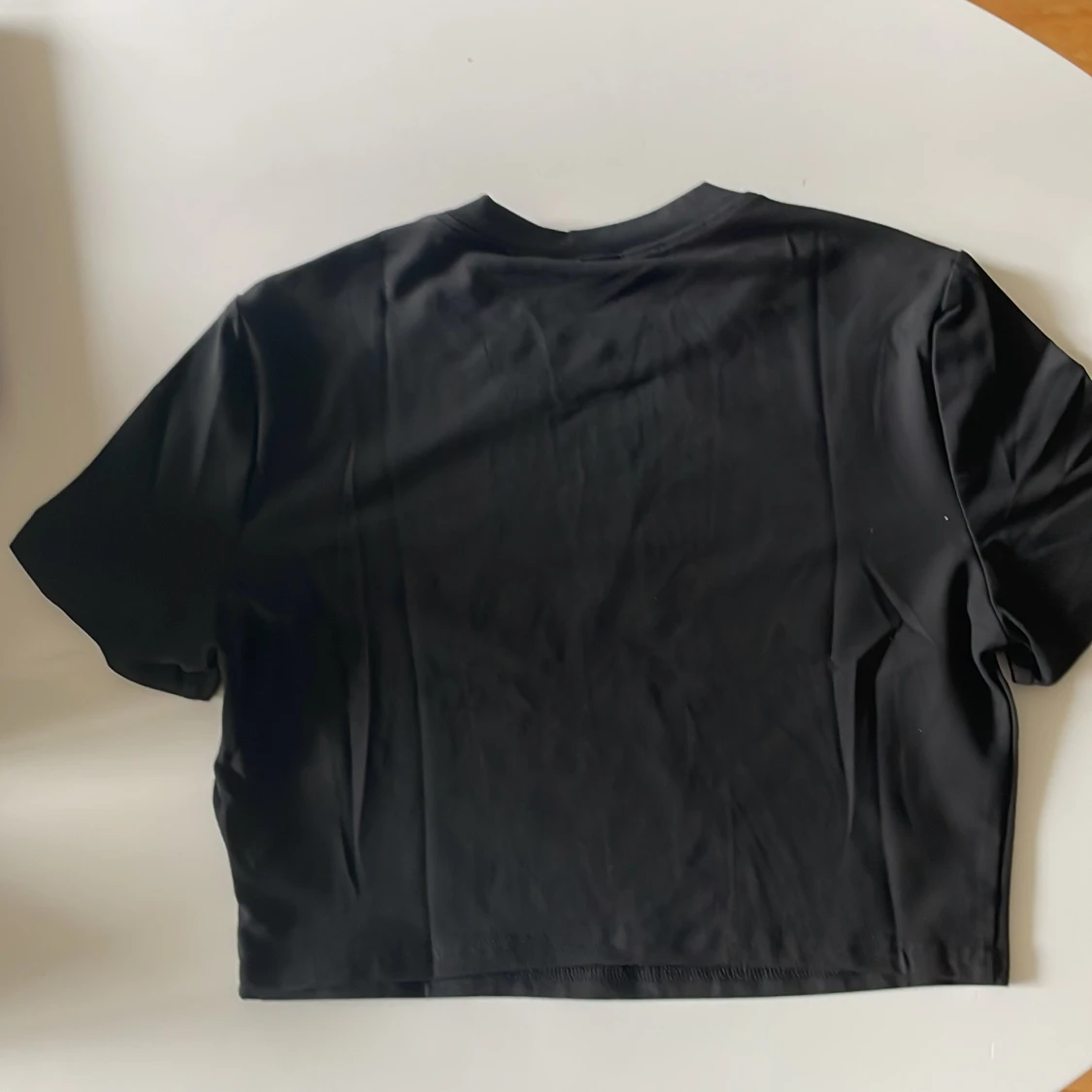 Svart croppad t-shirt från SHEIN - 1