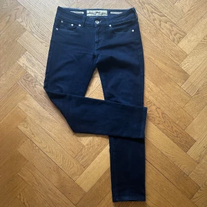 Jacob Cohen jeans  - Ett par riktigt snygga Jacob Cohen jeans i ett mycket bra skick. Nypris ligger på runt 5499kr men här kan dom köpas för bara 899kr. Fickorna är små. Vid fler frågor är det barra att skriva.