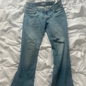 Ljusblå bootcut jeans - Snygga blåa jeans, bootcut och lågmidjande! från Bershka kom privat om du har några frågor!💓storlek 36