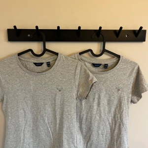 2 Grå GANT T-shirts - Två stycken grå T-shirts från Gant. En är i storlek 158/ 164 och den andra i 170. Tight passform. Ingen utav dem är använda särskilt mycket. Styckpris 65 kr. Pris för båda är 100 kr. 