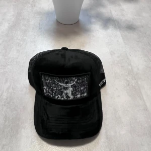 Svart velvet keps från victorie  - 🧢 Svart keps från VICTOIRE Stilren keps med mesh på sidorna och baksidan för extra ventilation. Fototryck framtill med Cristiano ronaldo. ✅ Broderad logga på sidan ✅ Justerbar snapback ✅ Bra skick  💸 Pris: 149 kr 📩 Skicka DM vid intresse eller frågor!