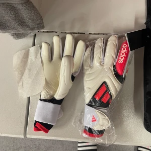 Adidas målvaktshandskar fotboll - Aldrig använda, i storlek 9, nypris 1300