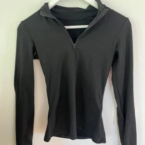 Tränings/yoga zip tröja  - Svart långärmad tränings/yoga zip tröja i storlek S. Tight passform och mjukt, stretchigt material. Hål till tummarna🥰