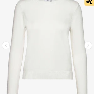 VIRIL O-NECK L/S KNIT TOP, från Vila - Klassisk vit stickad tröja från Vila med rund halsringning och långa ärmar. Skriv om ni har några frågor💕💕