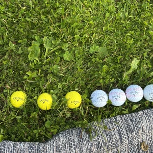 Calloway golfbollar - Bilden visar flera Callaway-golfbollar i olika färger