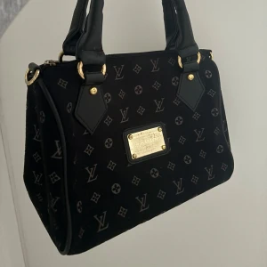Speedy bag  - Bra skick, tror ej den är äkta därav priset. Skriv för frågor.
