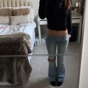 Trendiga jeans  - Säljer nu dessa unika och as snygga jeans, superfint skick och är i strl S, Hör av er vid frågor. Köpa för 1199 kr. Har två och inte ett hål💕💕