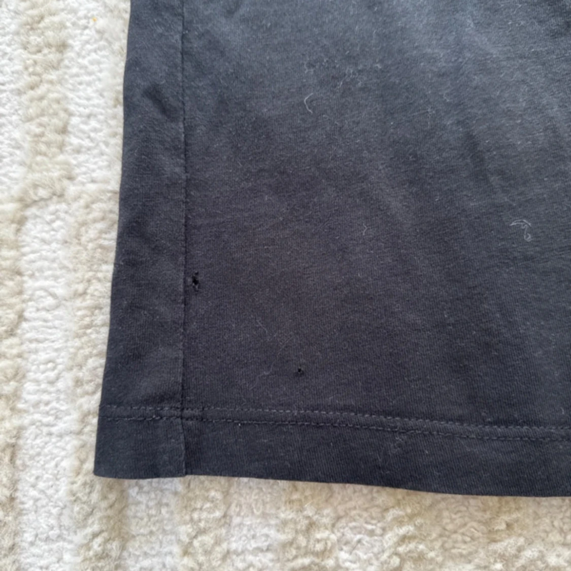 Svart topp med puffärm från Aware - 3