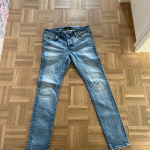 Ljusblå jeans från Neuw - Säljer ett par ljusblå jeans från Neuw. Dem är i bra sick. Har använt dem typ 2 gånger. Priset kan diskuteras.