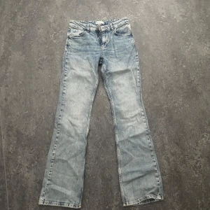 Ljusblå bootcut jeans från Perfect Jeans - Snygga ljusblå jeans från Perfect Jeans i lågmidjade/mid. Jeansen har fem fickor, normal midja och raka ben som blir vidare nertill. Tillverkade i klassiskt denimtyg som ger en tidlös look. Helt oanvända då dem aldrig kommit till användning.
