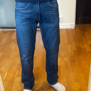 Mörk blåa Tiger of Sweden jeans - • Nu säljs ett par stilrena Tiger of Sweden jeans i mycket bra skick utan större defekter👖 • Storleken är W32/L32 och modellen ”Rex”📏 • Han på bilden är ca 178cm lång 📏 • Nypris är ca 1600kr men säljs för 199kr !🤯 • Hör av dig vid minsta lilla fundering 🤔💭 • Kolla gärna in profilen för andra schyssta plagg som raffe skjortor, replay jeans, Jacob cohen jeans och Dondups 🤝🤝