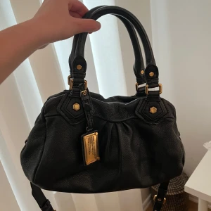 Marc by marc jacobs classic q baby groove - Superfiiin väska i otroligt bra skick! Det är den lilla modellen 🫶