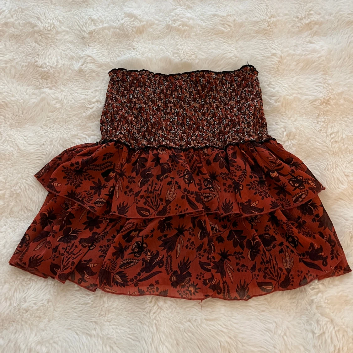 Röd blommig volangkjol från Zara