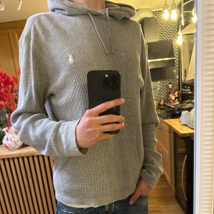 Polo Ralph Lauren hoodie  - Stickad RL hoodie i grymt skick! Storlek L passar M ! Ungefär 180 är bra längd skulle jag påstå. Nypris: ca 2200kr. Vid frågor är det bara att höra av sig ! 😁