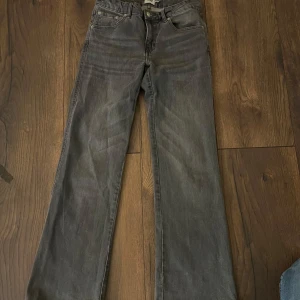 Grå bootcut jeans från Lager 157 - Storlek S och inte så använda, hela och fina! 