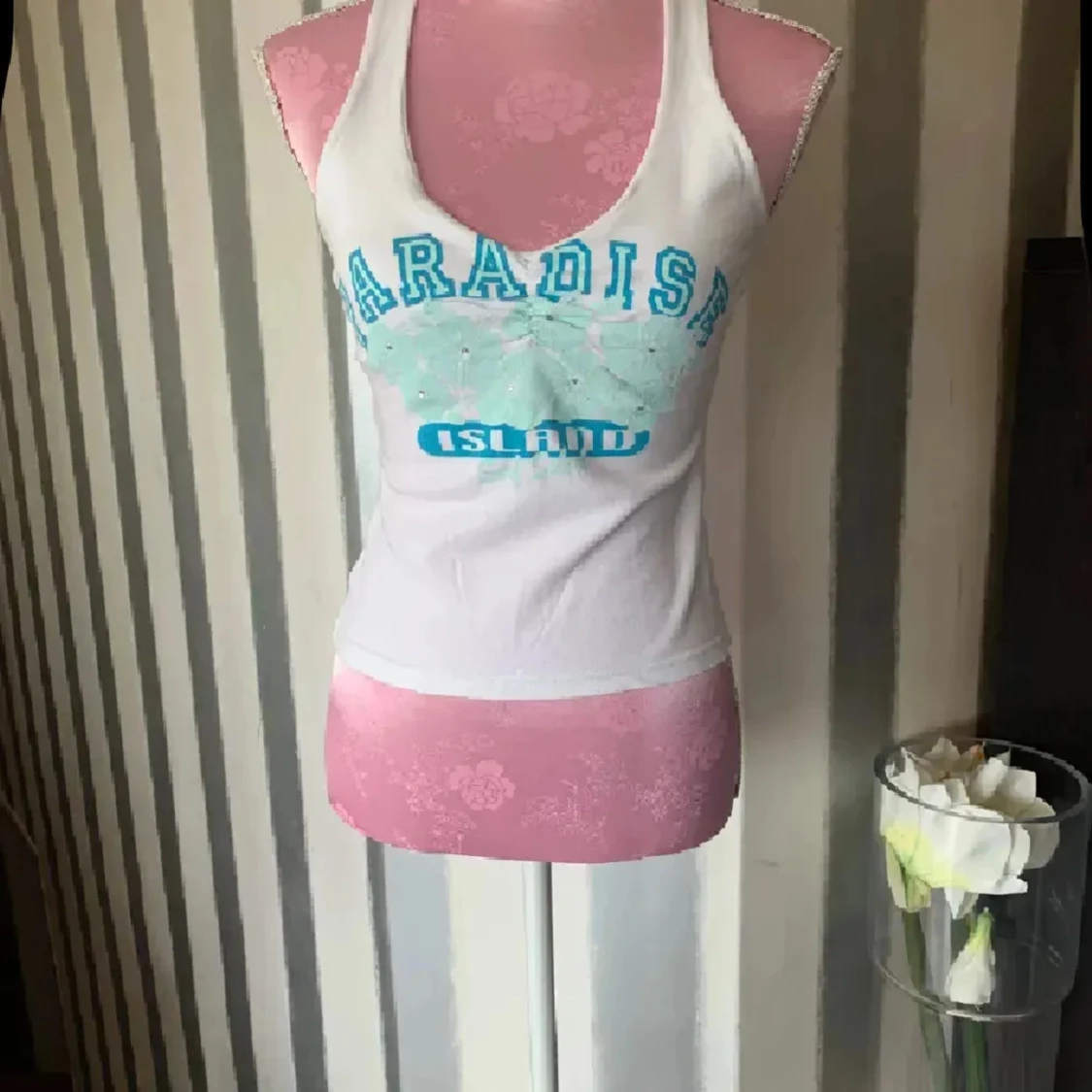 Vit linne med turkos text Paradise