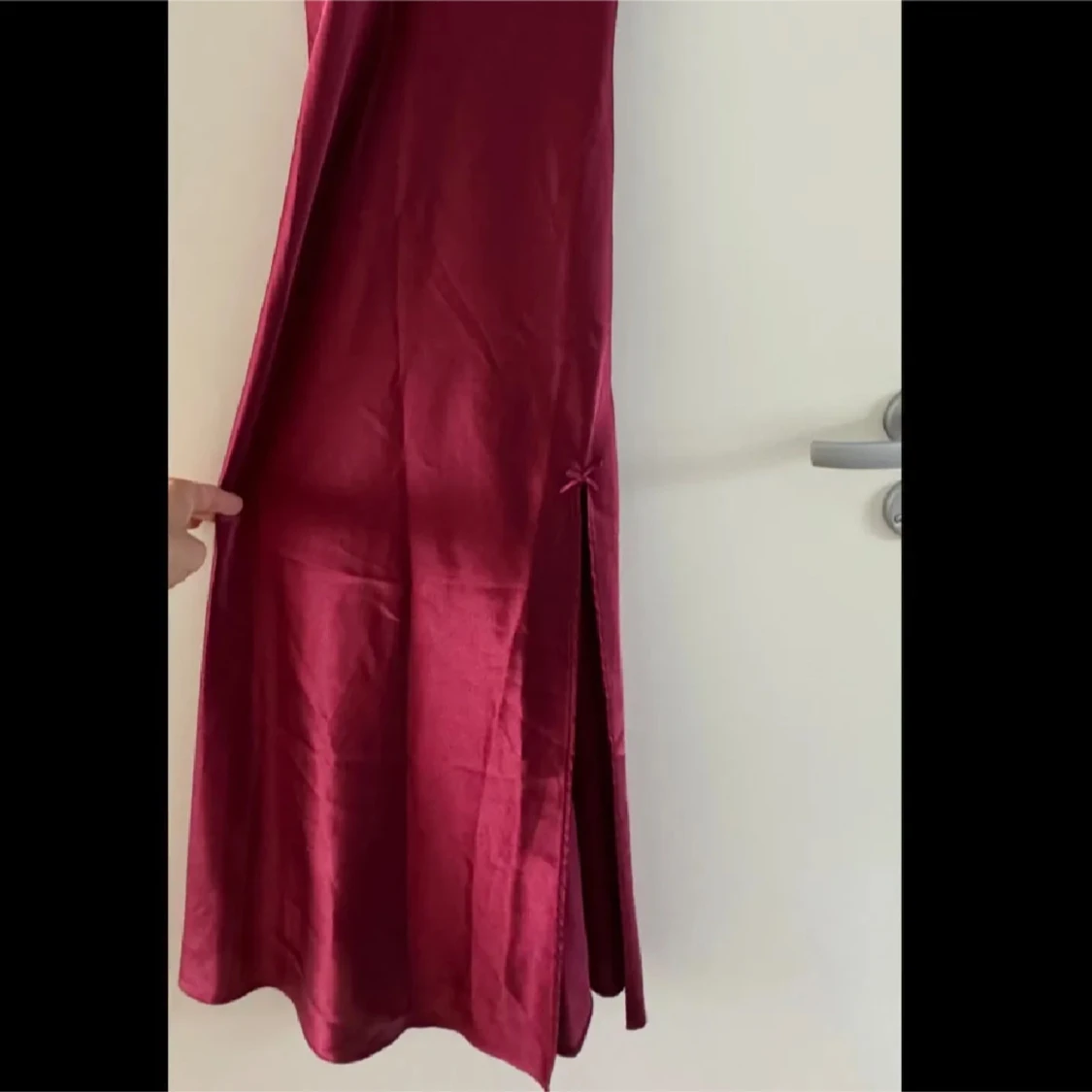 Vinröd sidenlinnetopp med spets - 4