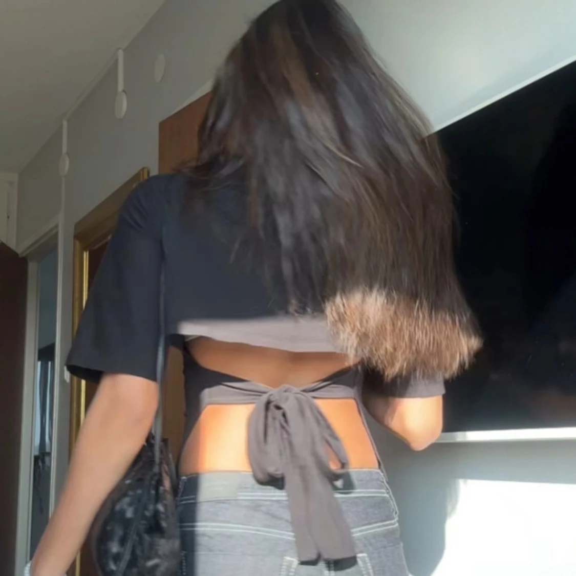 Svart croppad topp med knyt i ryggen