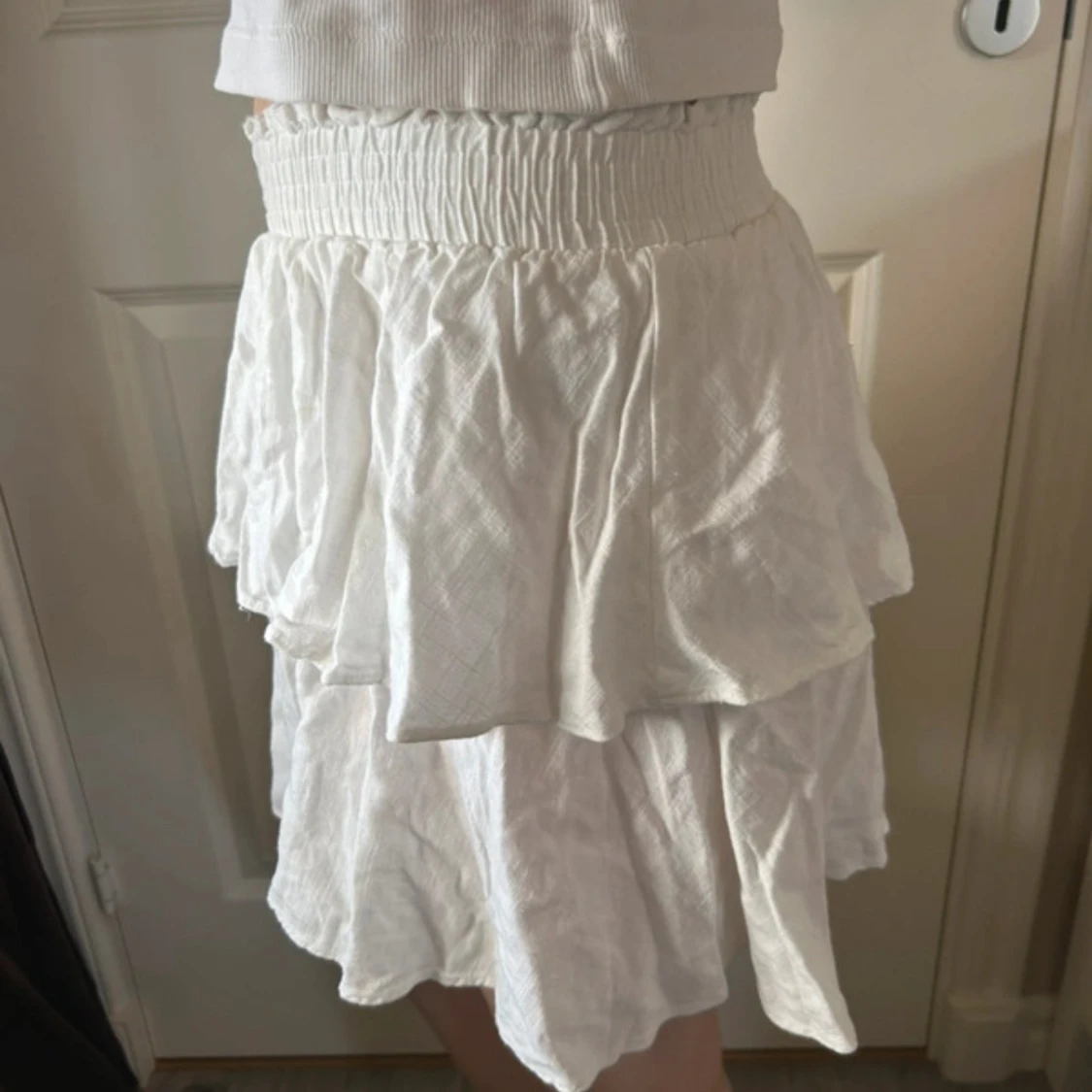 Vit volangkjol med resårmidja - 1