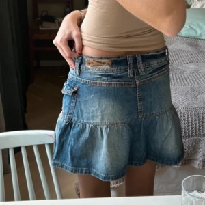 Snygg Jeanskjol  - Så fin jeanskjol med volangdetalj