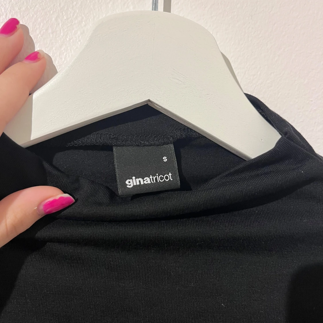 Svart långärmad topp med slits vid ärm från Gina - 4