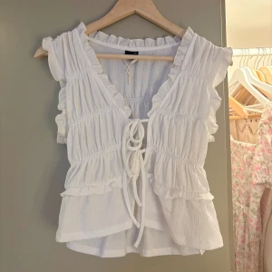 Blus  - Jätte söt blus med knyt. Oanvänd🌸🌸 är xxs men passar xs/s