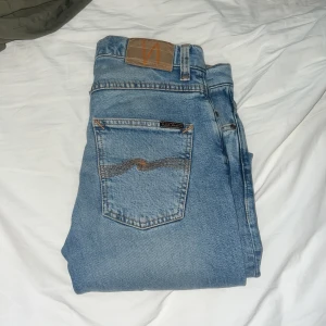 Ljusblå jeans från Nudie Jeans, 28/30 - Säljer nu dessa nudies för 459kr, nypris ligger på 1600kr använda fåtal gånger alltså är de i topp skick. Storlek 28:30 passar alltså mellan 170-180 pris går att diskutera 