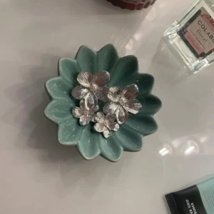 Stora silvriga blomörhängen - Säljer ett par statement örhängen i silver med stora blommor💕Passar perfekt för dig som söker trendiga eller större örhängen💕