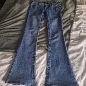 True religion jeans  - Ultra lowwaist true religion jeans ifrån nelly! De är uppsydd för att passa någon som är ca 160 men går såklart att sprätta upp också🩷Skriv för frågor!