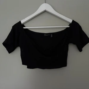 Svart croppad topp från asos.  - Svart croppad topp från asos. Omlott framtill, super fin sommartopp