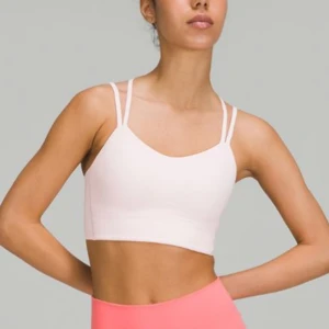Lululemon Like a Cloud Longline Bra - Like a Cloud Longline Bra Light Support B/C Cup i Strawberry Milkshake. Storlek: 2 Säljs inte längre! Inga fel! Original pris: 58€. Kan ge ett pris :) 