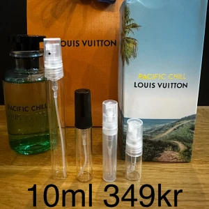 Louis Vuitton Pacific Chill 10ml  - ❗️Upplev Louis Vuitton pacific chill - utan att spränga plånboken❗️ Låt oss vara ärliga… En hel flaska kostar en förmögenhet. Därför finns FashionFynd och ger dig erbjudandet att köpa mindre sekanter av den för att testa eller ha den för vardagsbruk 🔥 En av de lyxigaste och godaste sommarparfymerna på marknaden 🤑 Priset står för 10ml. FINNS ÄVEN I 2,3,5,10ML KOLLA PROFILEN FÖR ANDRA STORLEKAR ! 2ml 89kr | 3ml 129kr | 5ml 189kr | 10ml 349kr | Nypris - 3000kr
