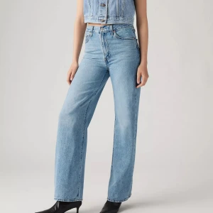 Levi's Ribcage Straight ljusblå jeans - Säljer ett par Levi's Ribcage Straight jeans i ljusblå denim. Använda ett fåtal gånger.