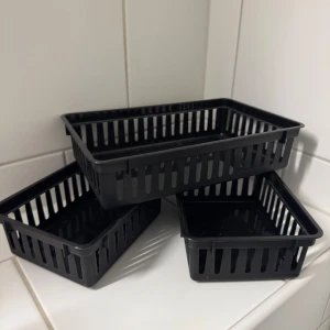 trådkorgar för organisering  - tre stycken svarta lådor för organisering. En stor på ca 25x16cm samt två små på ca 13x16,5cm. Alla är 6cm höga😇