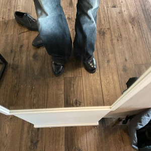 Svarta Derby skor - Tja säljer ett par svarta derby skor som jag har haft ett tag. Passar perfekt till långa bootcut jeans eftersom skorna har väldigt hög klack. Storleken är 45. Skorna har lite små märken där framme och skosnörena behövs bytas. Skriv om du har några frågor eller funderingar 🙏😊