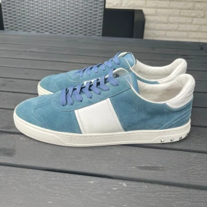 Valentino flycrew blå - Valentino flycrew blå i använt skick, en del heeldrag och 5 nitar är replacment nitar, har även skavts upp lite inuti ena skon i hälen, endast skorna ingår. 