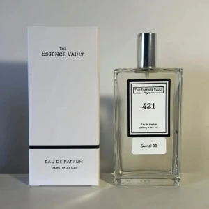 The essence Vault 421 - The essence vault 421 100ml, denna är inspirerad av santal 33. Helt oanvänd. Säljer fler parfymer, kolla min profil.