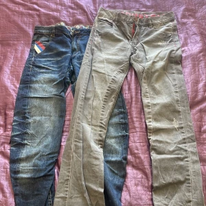 Två par jeansbyxor från Ldb Industries - Säljer två par jeansbyxor från Ldb Industries i storlek 164. Ett par är klassiskt blå med coola detaljer som färgglad bakficka och patch, det andra paret är gråbeige med diskreta slitningar och röd insida i midjan. Båda har raka ben och normal passform.