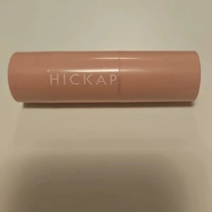 Hickap bronzer stick i brun nyans - Bronzer stick från Hickap i en snygg brun ton. Kommer i en stilren, ljusrosa hylsa med twist-up funktion. Perfekt för att skapa konturer eller ge ansiktet en solkysst look. Enkel att applicera direkt på huden och smidigt att ta med i väskan.