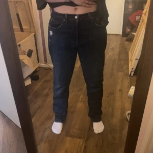 Levi's 501 mörkblå jeans straight fit - Säljer ett par klassiska Levi's 501 jeans i mörkblå tvätt. De har rak passform, hög midja och är tillverkade i slitstarkt jeanstyg. Snygga detaljer med fem fickor och knappgylf. Perfekta för dig som gillar en tidlös och avslappnad look. (Storlek W31 L30!)