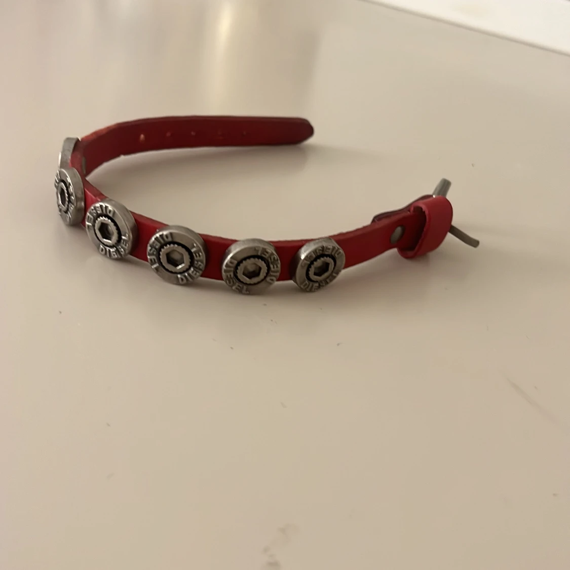 Rött läderarmband från Diesel