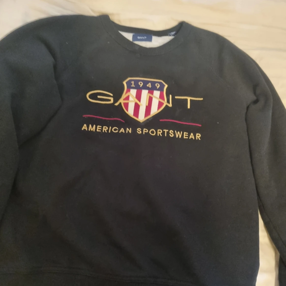 Svart sweatshirt från GANT med brodyr - 1