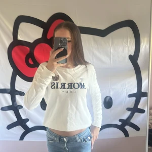 Vit långärmad tröja Morris Lady - Hej, säljer denna fina och snygga Morris tröjan för endast 579kr!! Perfekt till sena sommarkvällar eller sommar dagar!🤩 modellen på bilden är 167cm. Inga defekter och den är praktiskt taget ny!!! Skriv vid minsta fundering!