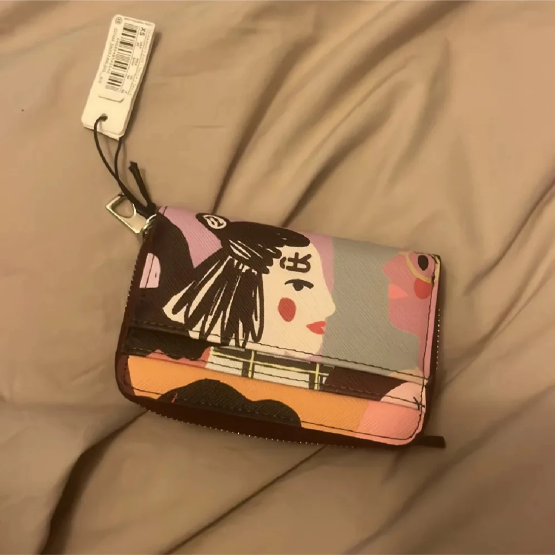 Färgglad plånbok med konstnärligt tryck