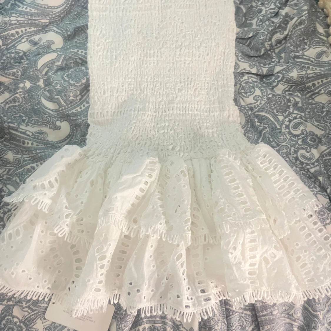 Vit axelbandslös kortklänning med volang - 2