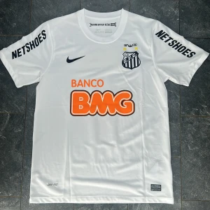 Santos Neymar Jr fotbollströja  - Santos FC matchtröja med Neymar Jr och nummer 11 på ryggen. Den är i bra skick har bara använt den 3-4 gånger det är storlek M 